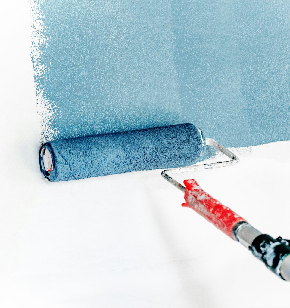 stesura pittura murale con rullo